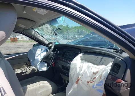 2011 Ford Crown Victoria Lx z USA, uszkodzony, nr VIN 2FABP7EV7BX174675